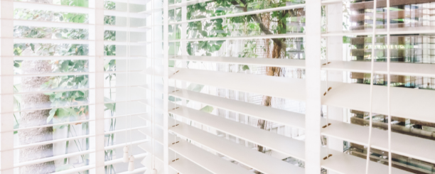 De verschillende kleuren jaloezieën