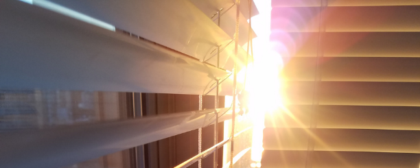 Zo vind je zonwerende raamdecoratie