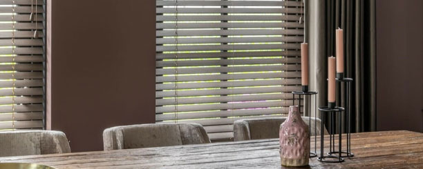 Jaloezieën en gordijnen combineren: inspiratie, voordelen en stylingtips!