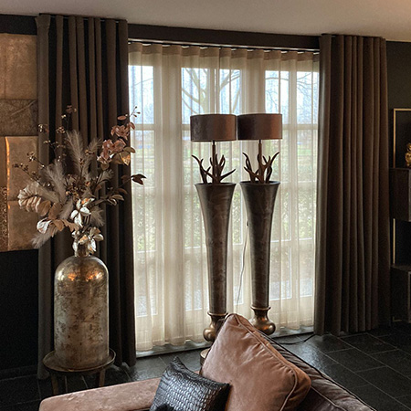 Andy en Melisa gordijnen achter lampen